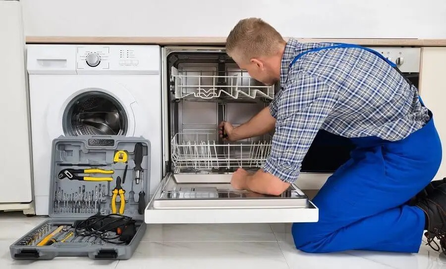 Ödemiş Warmhaus servisi teknisyen ekibi beyaz eşya tamiri yaparken